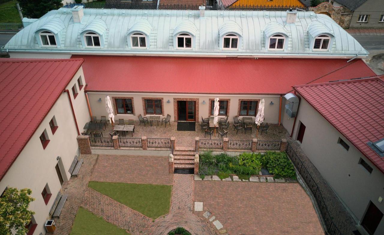 Zbirozsky Dvur Hotel Zbiroh Exterior photo